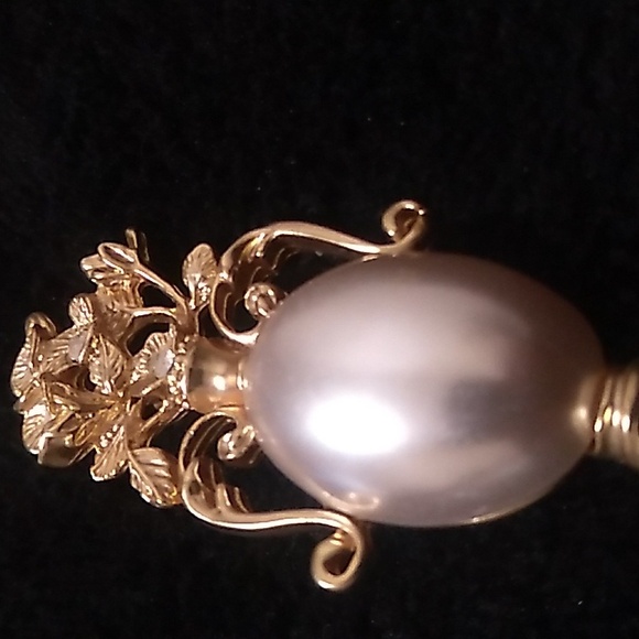 Gold tone faux pearl urn vase style brooch with rhinestones - Picture 3 of 5